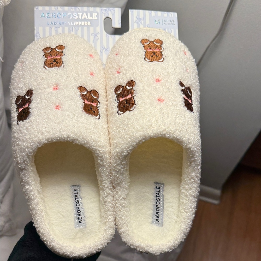 Aeropostale White Slippers with Bears size medium 7/8